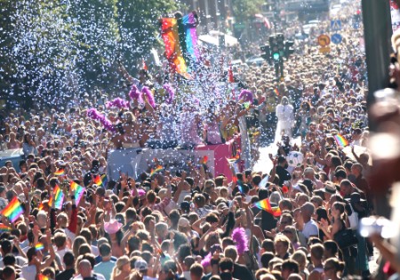 (Vidéo) La gay pride ambiance totalitaire