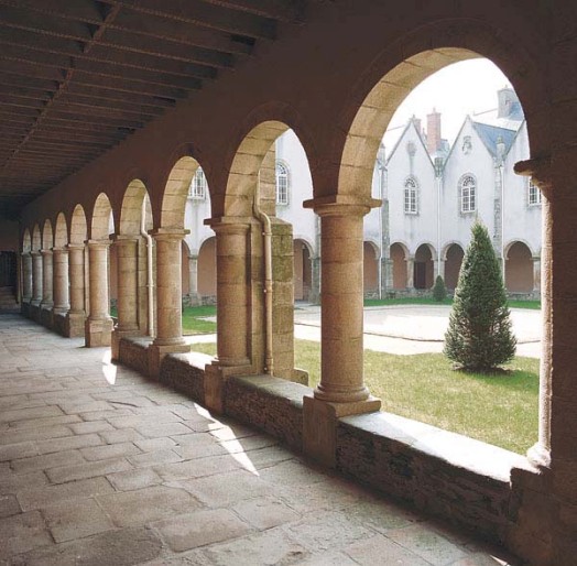 Témoignage de féminisation autour d’un monastère d’hommes.