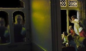 Huissiers dans la nuit derrière la porte