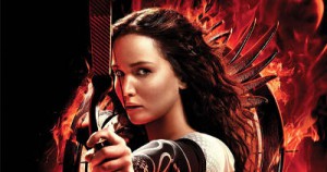 Dans Hunger Games, l'héroïne soldatesse dépasse tous les autres concurrents dont son piètre compagnon qu'elle protège physiquement tandis que lui joue de manipulation...